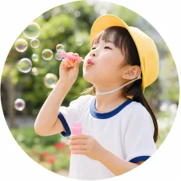 しゃぼん玉で遊ぶ園児